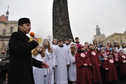 У другу суботу Великого посту, 30 березня 2013 р, у храмах Львівської архиєпархії спільною молитвою за збереження зачатих дітей розпочалася акція «Тиждень за життя».          Наступного дня, 31 березня, захід продовжився Молебнем до Пресвятої Богородиці біля пам’ятника Тарасу Шевченку, за участю священнослужителів та численної громади м. Львова. Згодом, біля підніжжя монумента відбулася вистава «Хресна дорога ненародженої дитини», за участю дітей та молоді парафії Святих мучениць Віри, Надії, Любові та їхньої матері Софії (м. Львів, перехрестя вул. Миколайчука – Орлика). Театральне дійство було сповнене трагізму приречених немовлят, їхнього благання про життя, та черствості суспільства до цього страшного злочину.     Нагадаємо, що згідно з постановою 46-ї сесії Синоду Єпископів Києво-Галицького Верховного Архиєпископства УГКЦ від 14 вересня 2009 р., друга субота Великого посту є Днем пам’яті про абортованих немовлят, а 7 квітня, у свято Благовіщення – День подяки за дар життя. Відзначення цих дат затверджено у «Програмі протидії абортам в Україні», яку ухвалили на Синоді.    У Львівській архиєпархії цього року захід відбувається з благословення Преосвященного владики Венедикта, Єпископа-помічника Львівського. Організатором акції є ЛОГО Товариство „Рух за життя”, за підтримки духовенства УГКЦ, асоціації лікарів-католиків, спільноти УМХ, ТУСК „Обнова”, інших громадських та релігійних організацій.    Упродовж цих днів усі небайдужі матимуть можливість долучитися до молитви за дітей, вбитих у лоні матерів, за всіх, зранених через аборти, випрошуючи у Господа дар зцілення, прощення та примирення.    Організатори акції сподіваються, що багато людей, які не знали правди про аборти, стануть на захист життя зачатих дітей, яким загрожує знищення, щоб цей гріх був викорінений із суспільства.    Прес-служба Львівської архиєпархії